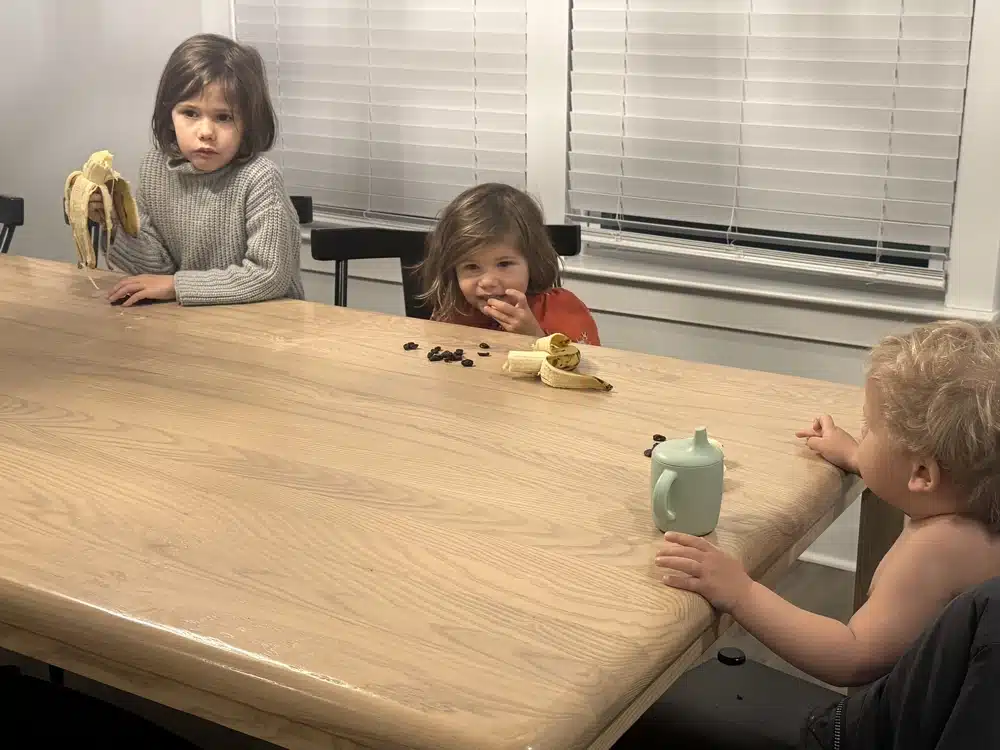 kids eating healthy snacks